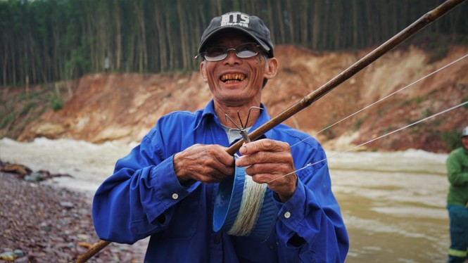 Ho Ke Go flooded, people gathered to hunt fish 