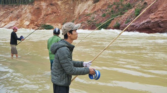 Ho Ke Go flooded, people came together to hunt fish 