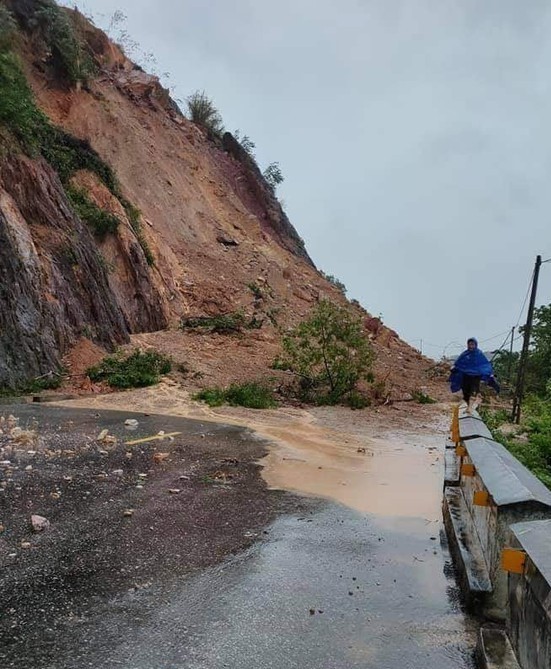 Rú Nguộc bị sạt lở, một huyện ở Nghệ An bị cô lập hoàn toàn - ảnh 5