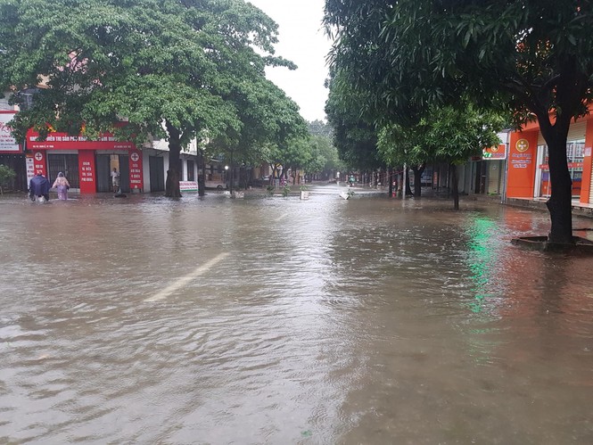 It's pouring down, the town of Vinh 