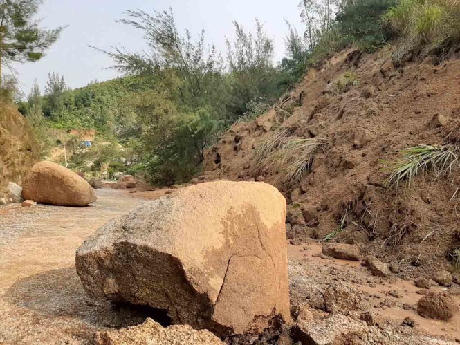 Sạt lở núi, di dời khẩn cấp hơn 300 người dân - ảnh 3