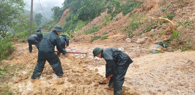 Chiến sỹ Bộ đội Biên phòng lội bùn non giúp dân dọn dẹp, thông đường sau lũ - ảnh 5