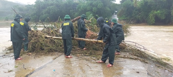 Chiến sỹ Bộ đội Biên phòng lội bùn non giúp dân dọn dẹp, thông đường sau lũ - ảnh 3