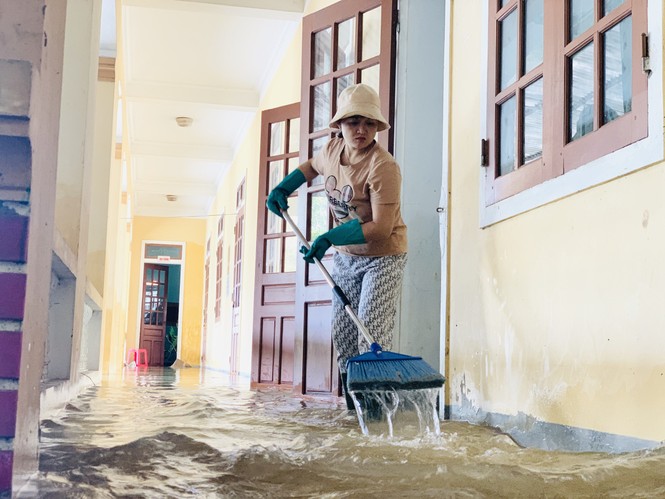 Chuyện những nữ giáo viên lội lũ cứu đồ dùng học sinh - ảnh 2