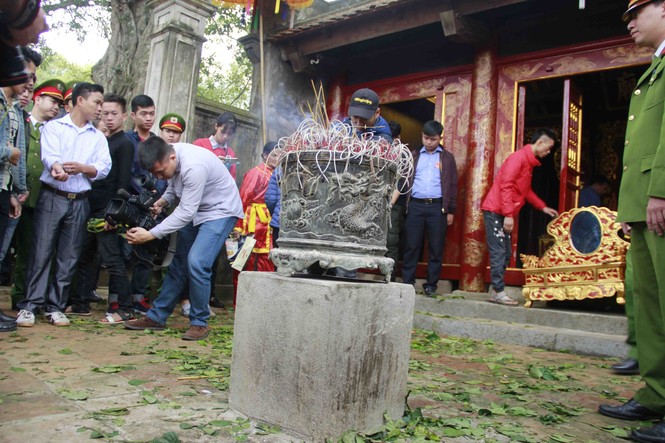 Vắng người nhưng cướp lộc vẫn hăng ở đền Sóc - ảnh 9