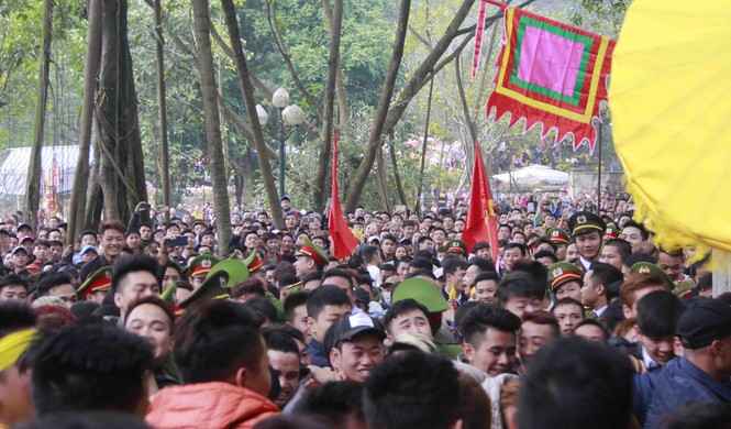 Vắng người nhưng cướp lộc vẫn hăng ở đền Sóc - ảnh 7