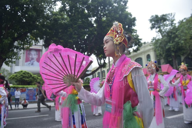 Hàng nghìn người về Hồ Gươm dự lễ hội đường phố - ảnh 2