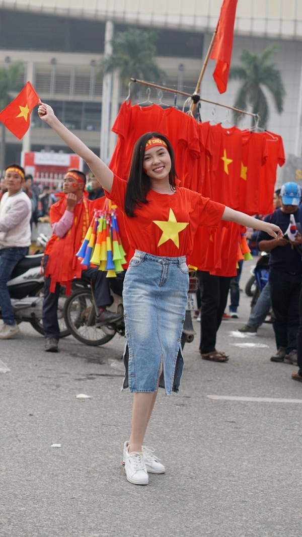 Huỳnh Thúy Vi: Sắc đỏ nhuộm quanh sân Mỹ Đình, không còn cảm giác lạnh - ảnh 1