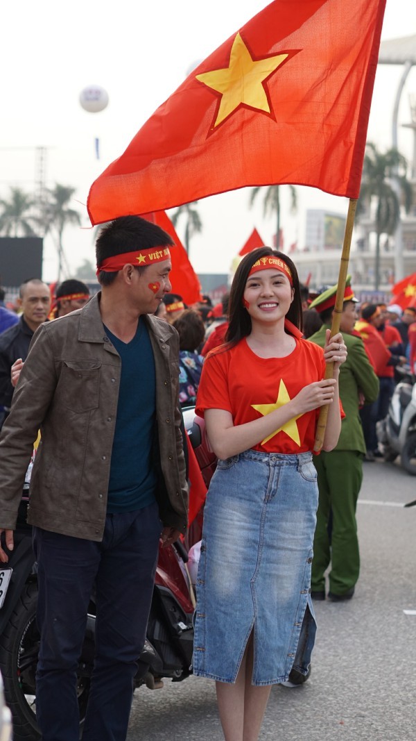 Huỳnh Thúy Vi: Sắc đỏ nhuộm quanh sân Mỹ Đình, không còn cảm giác lạnh - ảnh 2