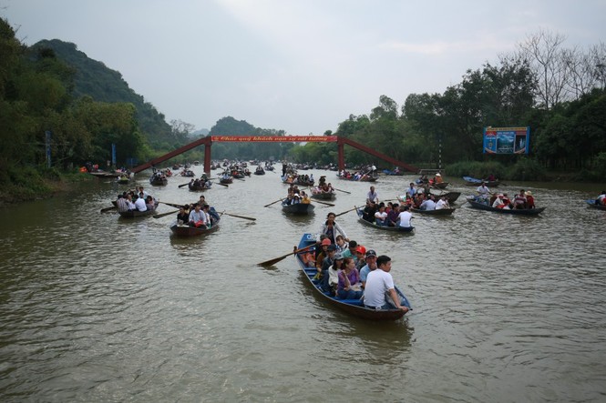 Biển người trẩy hội chùa Hương - ảnh 8