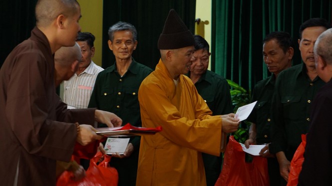 Trao 180 suất quà, bốn nhà đại đoàn kết trước thềm Vesak 2019 - ảnh 1