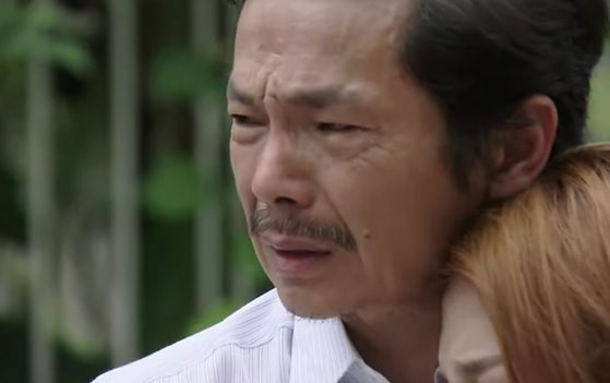 Cả đoàn phim khóc theo ông Sơn khi diễn cảnh đón Thư 'Về nhà đi con' - ảnh 2
