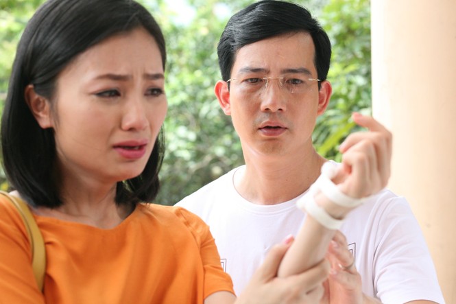 Hồng Diễm trở thành cô vợ bị bạo hành trong 'Hoa hồng trên ngực trái' - ảnh 3