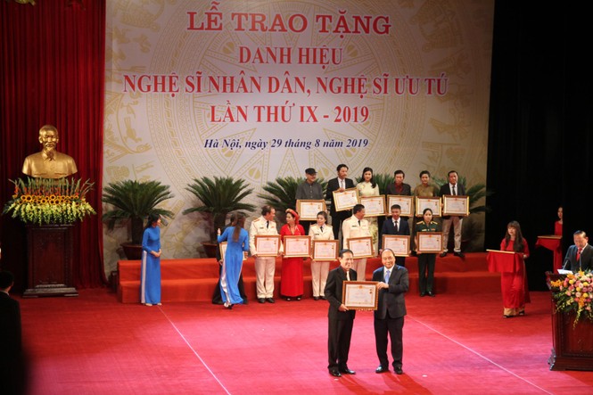 9 nghệ sĩ Nhà hát kịch Việt Nam nhận danh hiệu NSND, NSƯT năm 2019 - ảnh 2