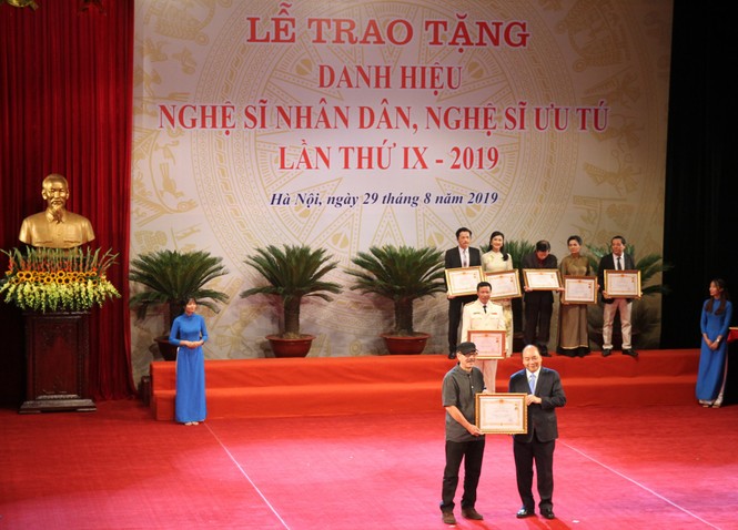 9 nghệ sĩ Nhà hát kịch Việt Nam nhận danh hiệu NSND, NSƯT năm 2019 - ảnh 3