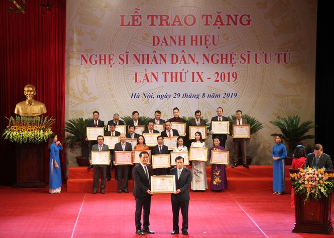 9 nghệ sĩ Nhà hát kịch Việt Nam nhận danh hiệu NSND, NSƯT năm 2019 - ảnh 7
