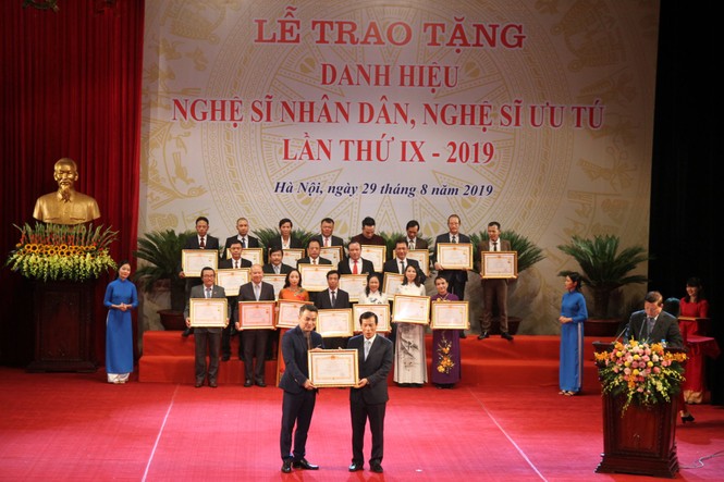 9 nghệ sĩ Nhà hát kịch Việt Nam nhận danh hiệu NSND, NSƯT năm 2019 - ảnh 8