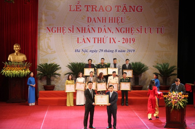 9 nghệ sĩ Nhà hát kịch Việt Nam nhận danh hiệu NSND, NSƯT năm 2019 - ảnh 9
