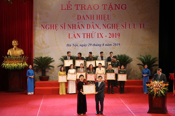 9 nghệ sĩ Nhà hát kịch Việt Nam nhận danh hiệu NSND, NSƯT năm 2019 - ảnh 6