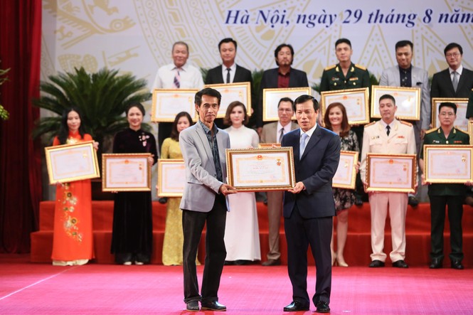 9 nghệ sĩ Nhà hát kịch Việt Nam nhận danh hiệu NSND, NSƯT năm 2019 - ảnh 4
