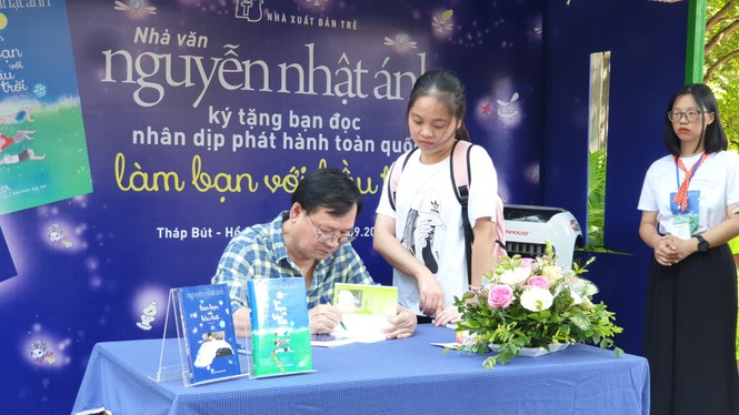 Giới trẻ xếp hàng dài 'chờ làm bạn' với Nguyễn Nhật Ánh - ảnh 2