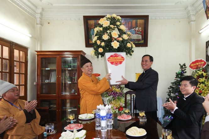 Giáo hội Phật giáo thăm giáo xứ Hà Nam, Quảng Ninh dịp Giáng sinh - ảnh 2