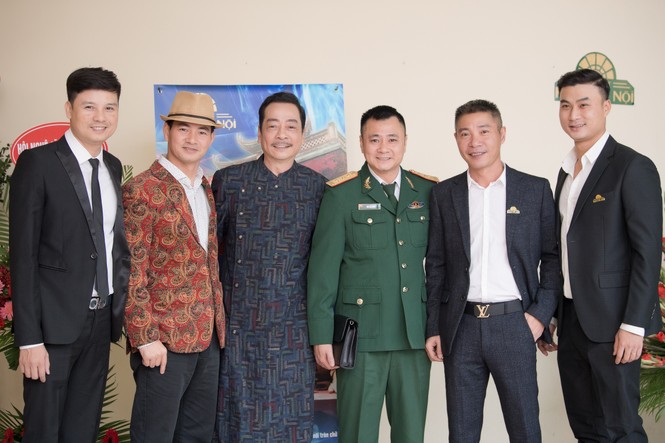 NSND Trần Hạnh được dìu lên sân khấu vinh danh dịp 60 năm nhà hát kịch Hà Nội - ảnh 6