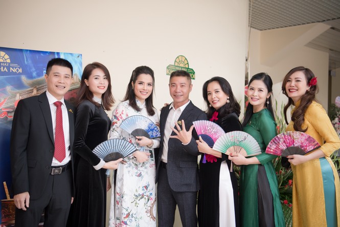 NSND Trần Hạnh được dìu lên sân khấu vinh danh dịp 60 năm nhà hát kịch Hà Nội - ảnh 5