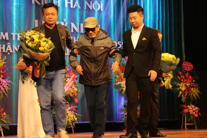 NSND Trần Hạnh được dìu lên sân khấu vinh danh dịp 60 năm nhà hát kịch Hà Nội - ảnh 3