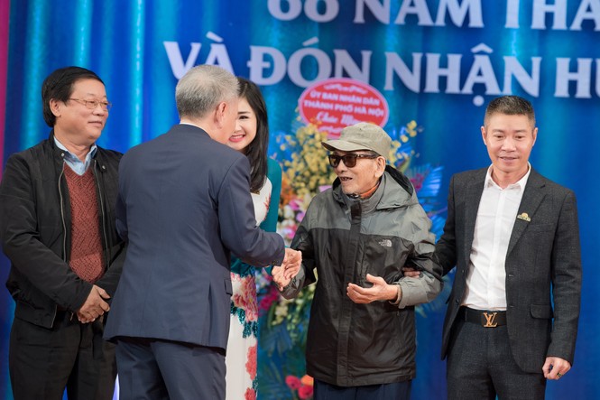 NSND Trần Hạnh được dìu lên sân khấu vinh danh dịp 60 năm nhà hát kịch Hà Nội - ảnh 2