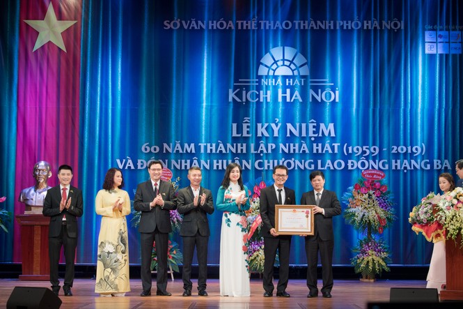 NSND Trần Hạnh được dìu lên sân khấu vinh danh dịp 60 năm nhà hát kịch Hà Nội - ảnh 4