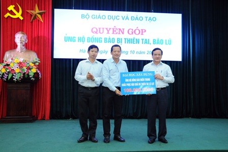 Bộ Giáo dục quyên góp hơn 750 triệu đồng ủng hộ miền Trung - ảnh 1