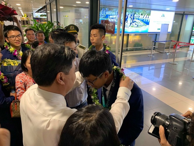 Gia đình, thầy cô xúc động đón đoàn Olympic Toán học 2019 trở về - ảnh 1