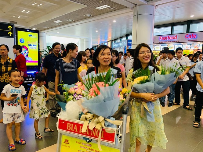 Gia đình, thầy cô xúc động đón đoàn Olympic Toán học 2019 trở về - ảnh 3