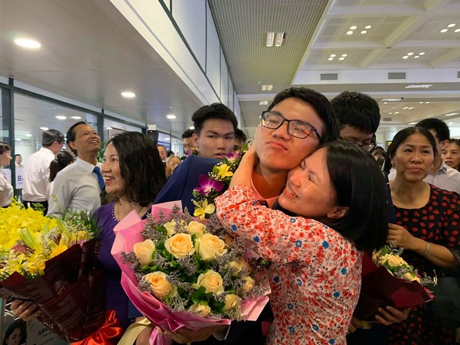 Gia đình, thầy cô xúc động đón đoàn Olympic Toán học 2019 trở về - ảnh 4