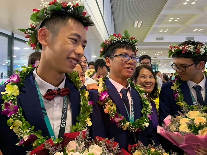 Gia đình, thầy cô xúc động đón đoàn Olympic Toán học 2019 trở về - ảnh 2