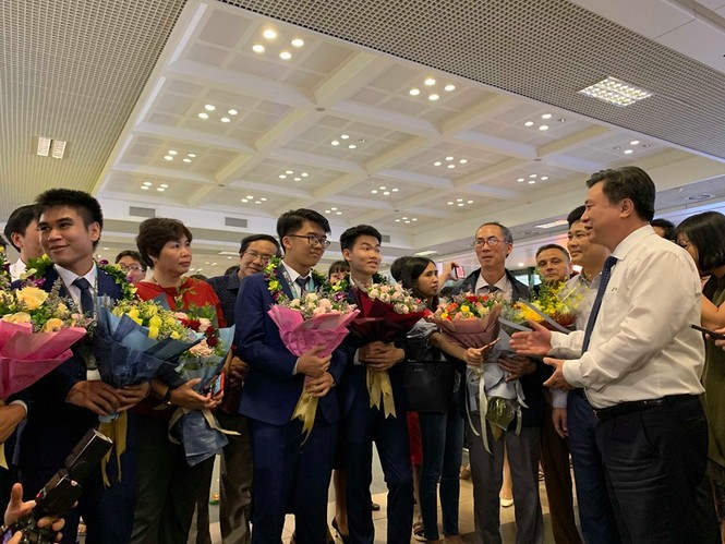 Gia đình, thầy cô xúc động đón đoàn Olympic Toán học 2019 trở về - ảnh 5