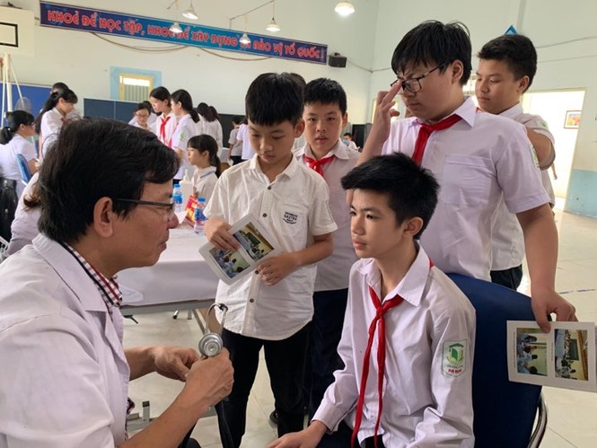 Khám sau nửa tháng cháy xưởng Rạng Đông: Có học sinh được đề nghị chuyển viện - ảnh 4
