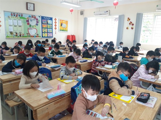 Học sinh trở lại trường vẫn phải 'chiến đấu với dịch bệnh' - ảnh 1