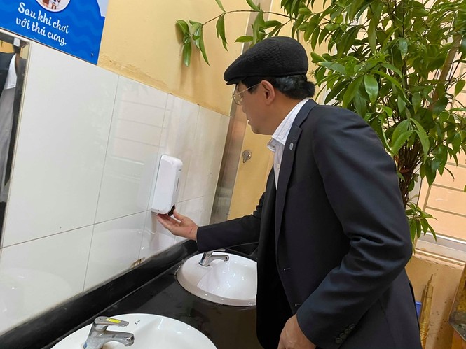 Học sinh trở lại trường vẫn phải 'chiến đấu với dịch bệnh' - ảnh 3