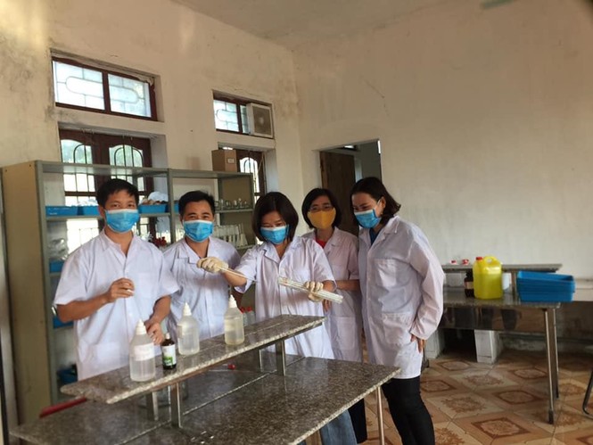 Giáo viên Trường THPT Kỳ Anh sáng chế kính che mặt ngừa COVID-19 - ảnh 5