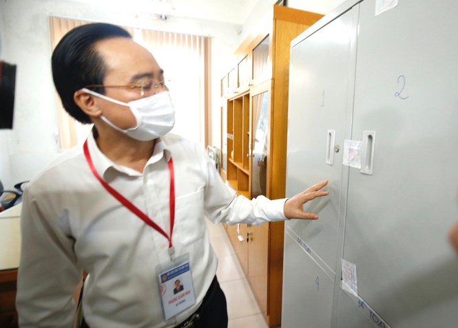Đi kiểm tra phòng thi, Bộ trưởng Giáo dục được đo nhiệt độ, sát khuẩn tay - ảnh 4