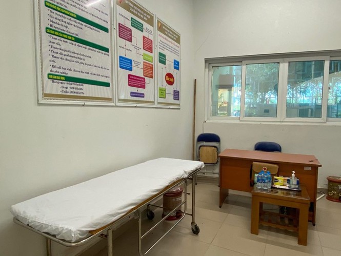 Đi kiểm tra phòng thi, Bộ trưởng Giáo dục được đo nhiệt độ, sát khuẩn tay - ảnh 6