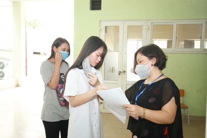 Đi kiểm tra phòng thi, Bộ trưởng Giáo dục được đo nhiệt độ, sát khuẩn tay - ảnh 5