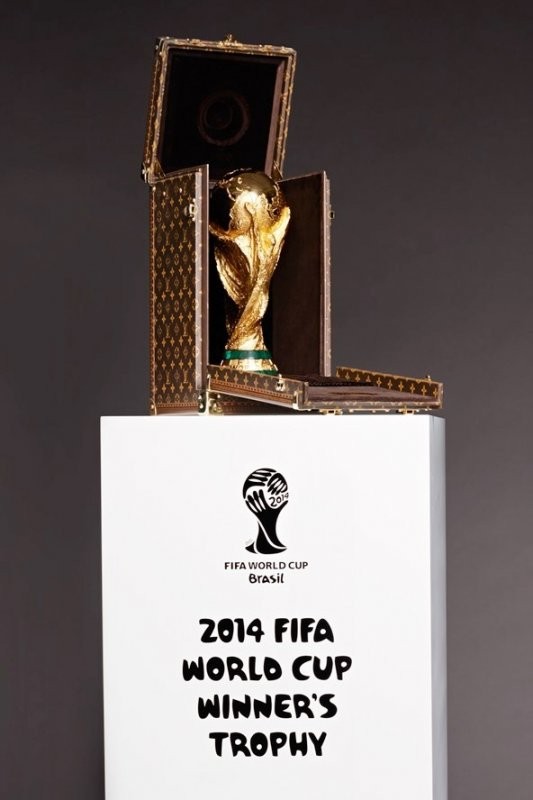 Nâng niu cúp vàng World Cup trong vòng tay siêu mẫu - ảnh 2