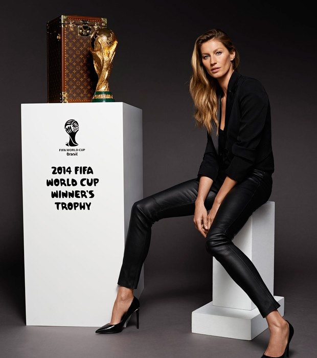 Nâng niu cúp vàng World Cup trong vòng tay siêu mẫu - ảnh 1