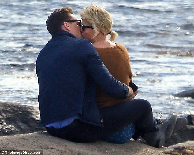 Taylor Swift chia tay Tom Hiddleston - ảnh 1