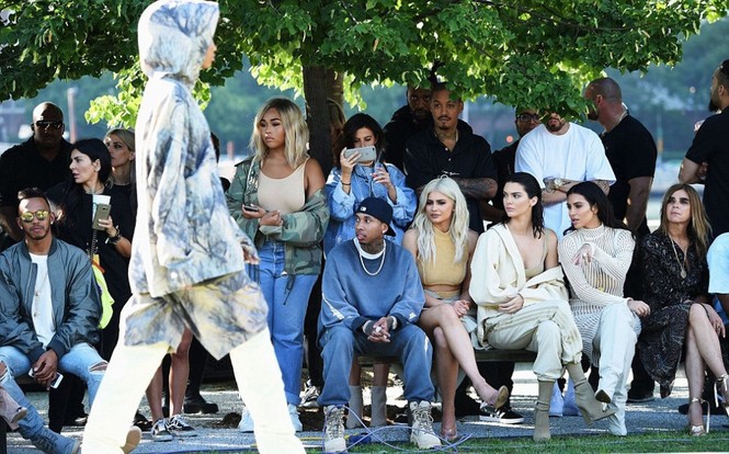Chị em nhà Kim Kardashian đọ sắc hút hồn khi đi xem thời trang - ảnh 7