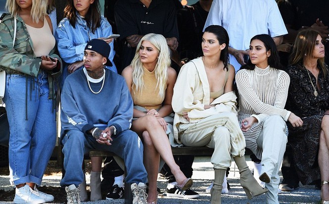 Chị em nhà Kim Kardashian đọ sắc hút hồn khi đi xem thời trang - ảnh 6