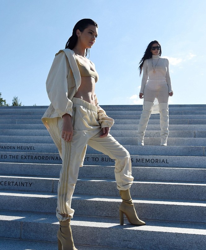 Chị em nhà Kim Kardashian đọ sắc hút hồn khi đi xem thời trang - ảnh 3